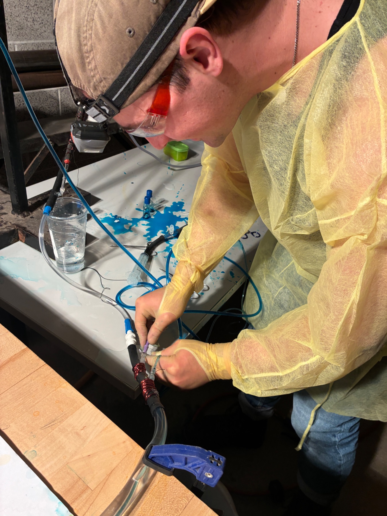 Tracing a vessel segment across the flow board with forceps